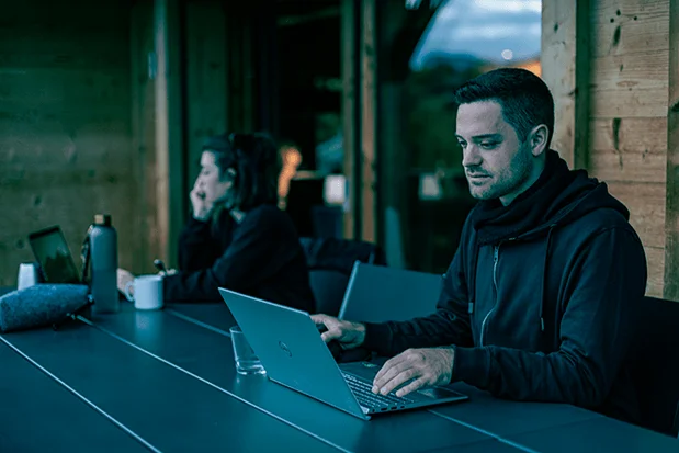 Mann vor einem Laptop