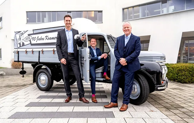 Die Geschäftsleitung der KRAMER GmbH in und vor einem Auto