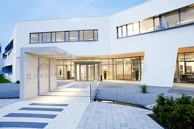 Eingang in das KRAMER Gebäude in Umkirch