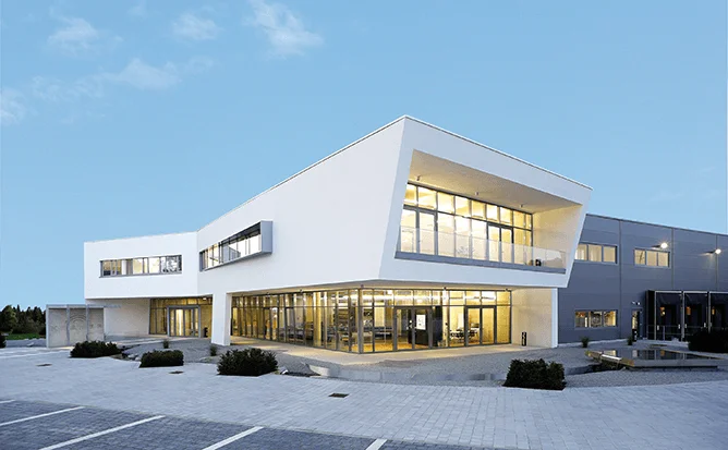 Außenansicht des KRAMER Gebäudes in Umkirch